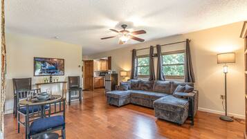 Superior Apartment, Ensuite, Courtyard View | Lounge