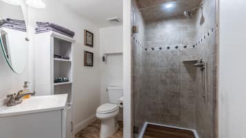Romantic Double Room, Ensuite | Bathroom | Hair dryer, towels, soap, shampoo