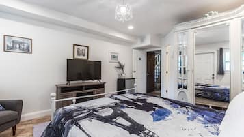 Habitación doble romántica, baño en la habitación | Sábanas de algodón egipcio y ropa de cama de alta calidad