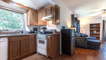 Superior Apartment, Ensuite, Courtyard View | Shared kitchen | Mini-fridge, microwave
