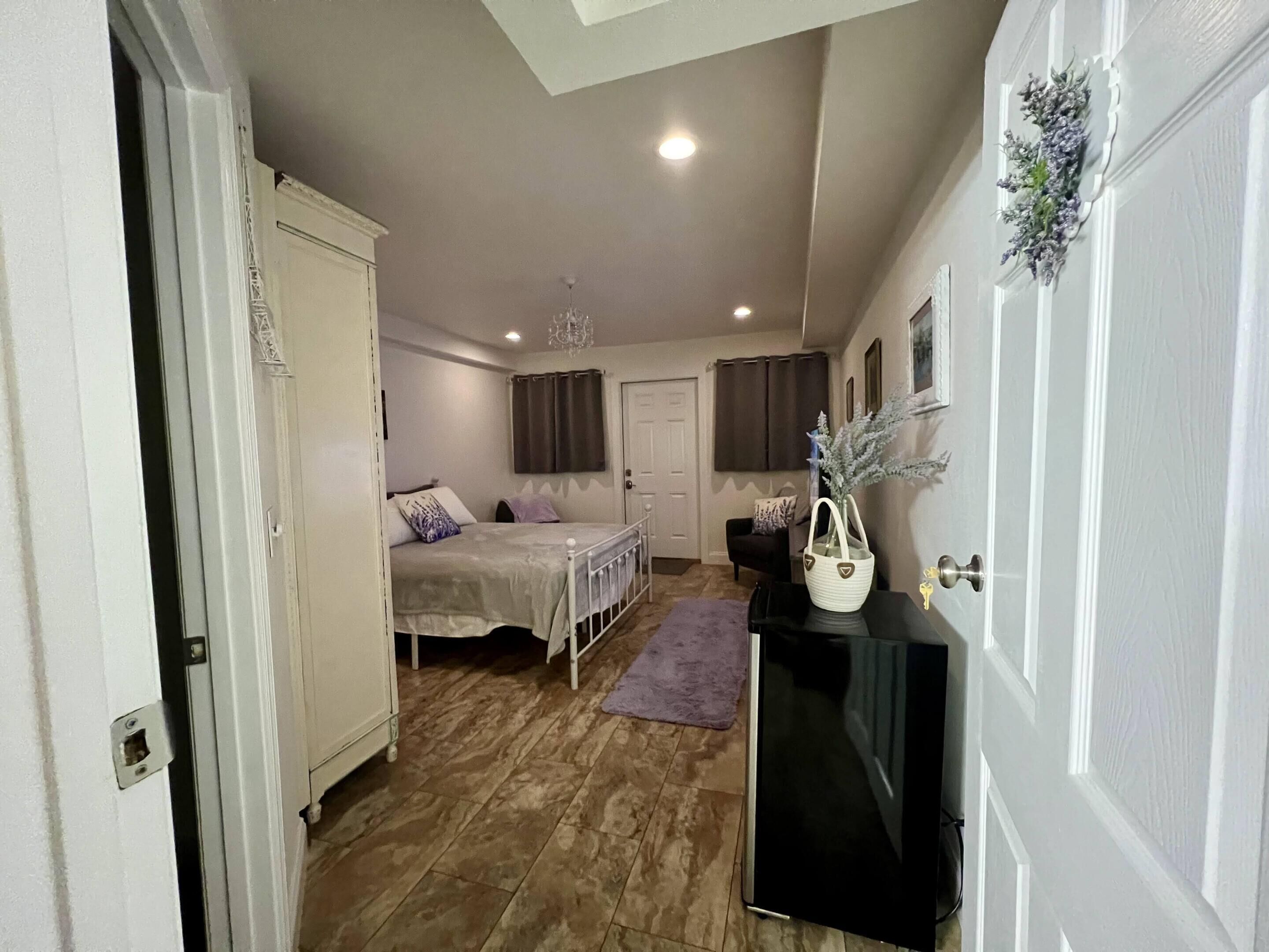 Room, 1 Queen Bed, Shared Bathroom, Garden View