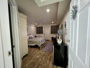 Room, 1 Queen Bed, Shared Bathroom, Garden View