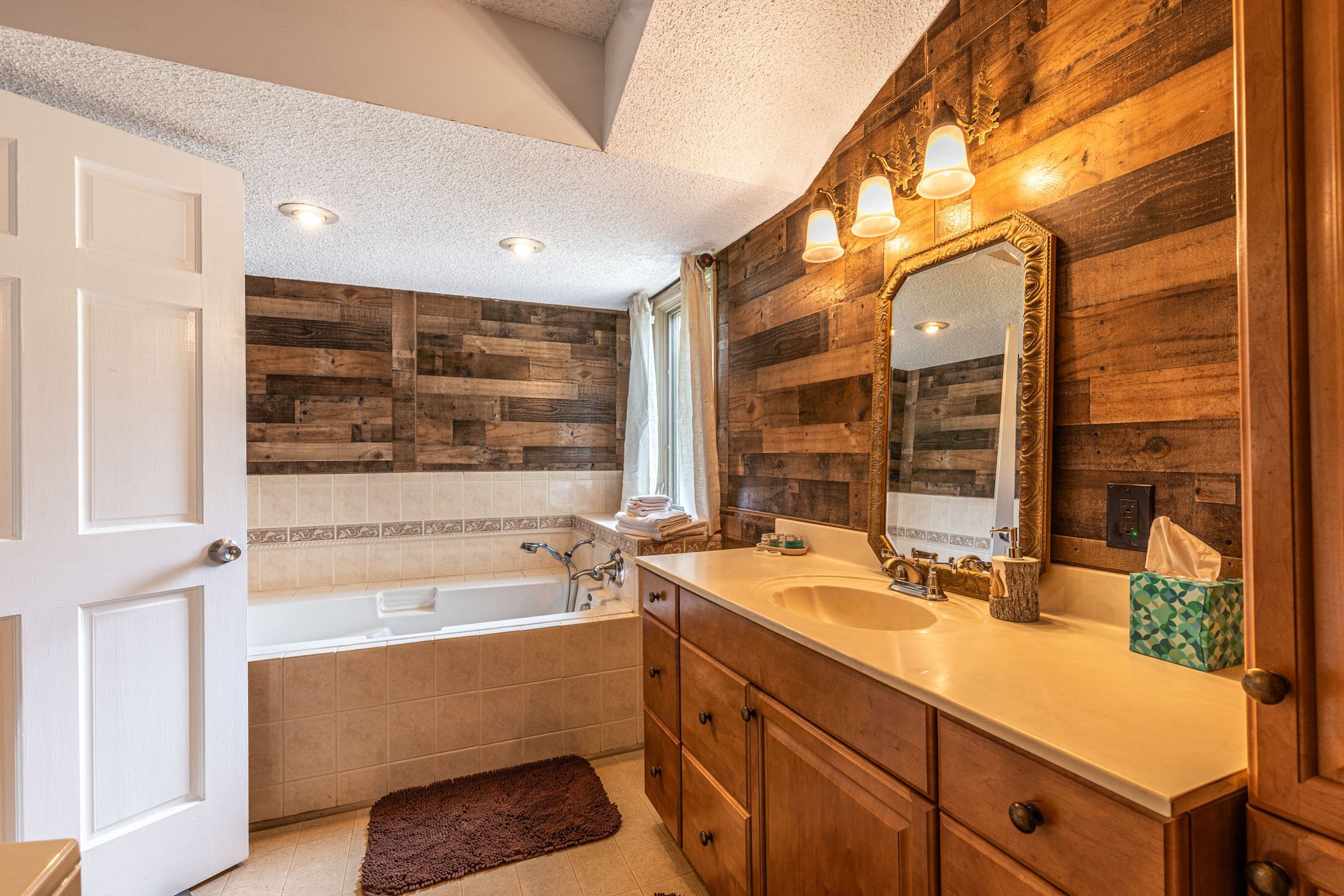Superior Apartment, Ensuite, Courtyard View | Bathroom | Hair dryer, towels, soap, shampoo