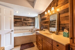 Apartamento superior, baño privado, vistas al patio | Baño | Secador de pelo, toallas, jabón y champú
