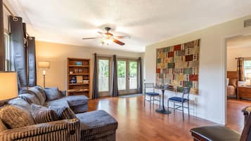 Apartamento superior, baño privado, vistas al patio | Salón