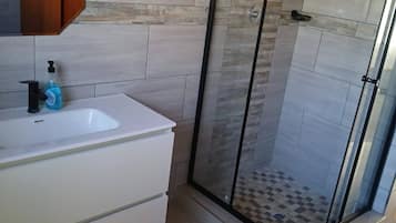 Room, 5 Bedrooms | Bathroom