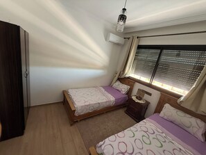 Silitysrauta/-lauta, Wi-Fi, vuodevaatteet