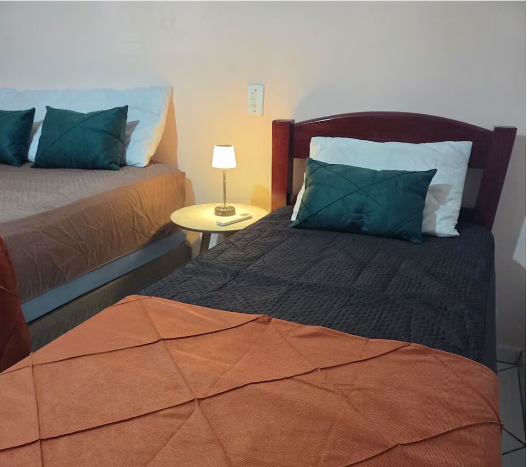 Tabla de planchar con plancha, wifi y ropa de cama 
