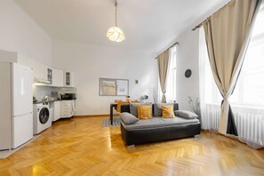 Ein modernes Apartment mit Küche, einer Couch und einem Essbereich.