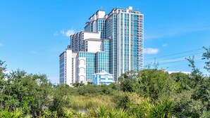 Un hôtel de grande hauteur, doté de nombreux étages, de grandes fenêtres et d’une architecture moderne.
