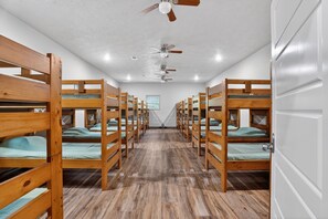 Tabla de planchar con plancha, wifi y ropa de cama 