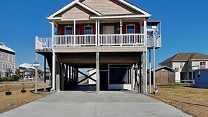 Ein zweistöckiges Haus mit Balkon und Garage.