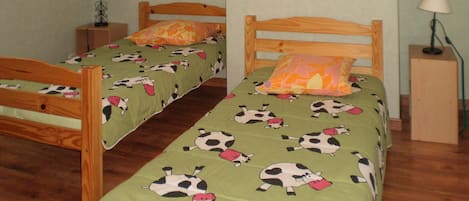 Fer et planche à repasser, lit de bébé portatif