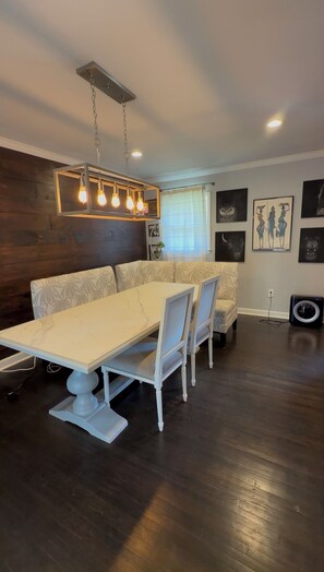 Dining - World Cup Rental Near Mercedes-Benz Stadium Renovated 3BR Atlanta Home (Atlanta)