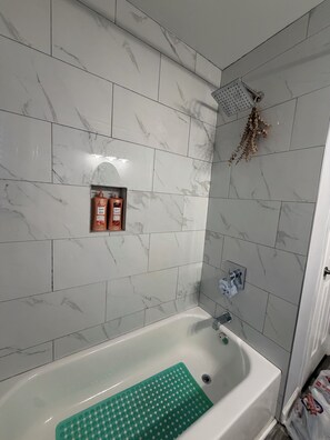 Towels, soap, shampoo, toilet paper - World Cup Rental Near Mercedes-Benz Stadium Renovated 3BR Atlanta Home (Atlanta)