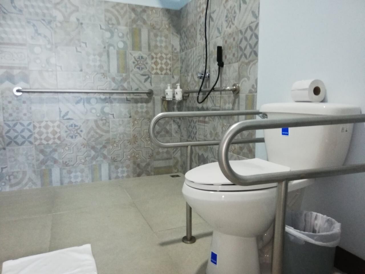 Shower, handuk, sabun, dan sampo
