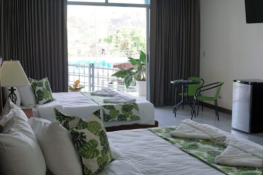 Kamar Double Comfort, 2 Tempat Tidur Queen, balkon, pemandangan kota | Brankas, ruang kerja ramah laptop, tirai kedap cahaya, dan Wi-Fi gratis