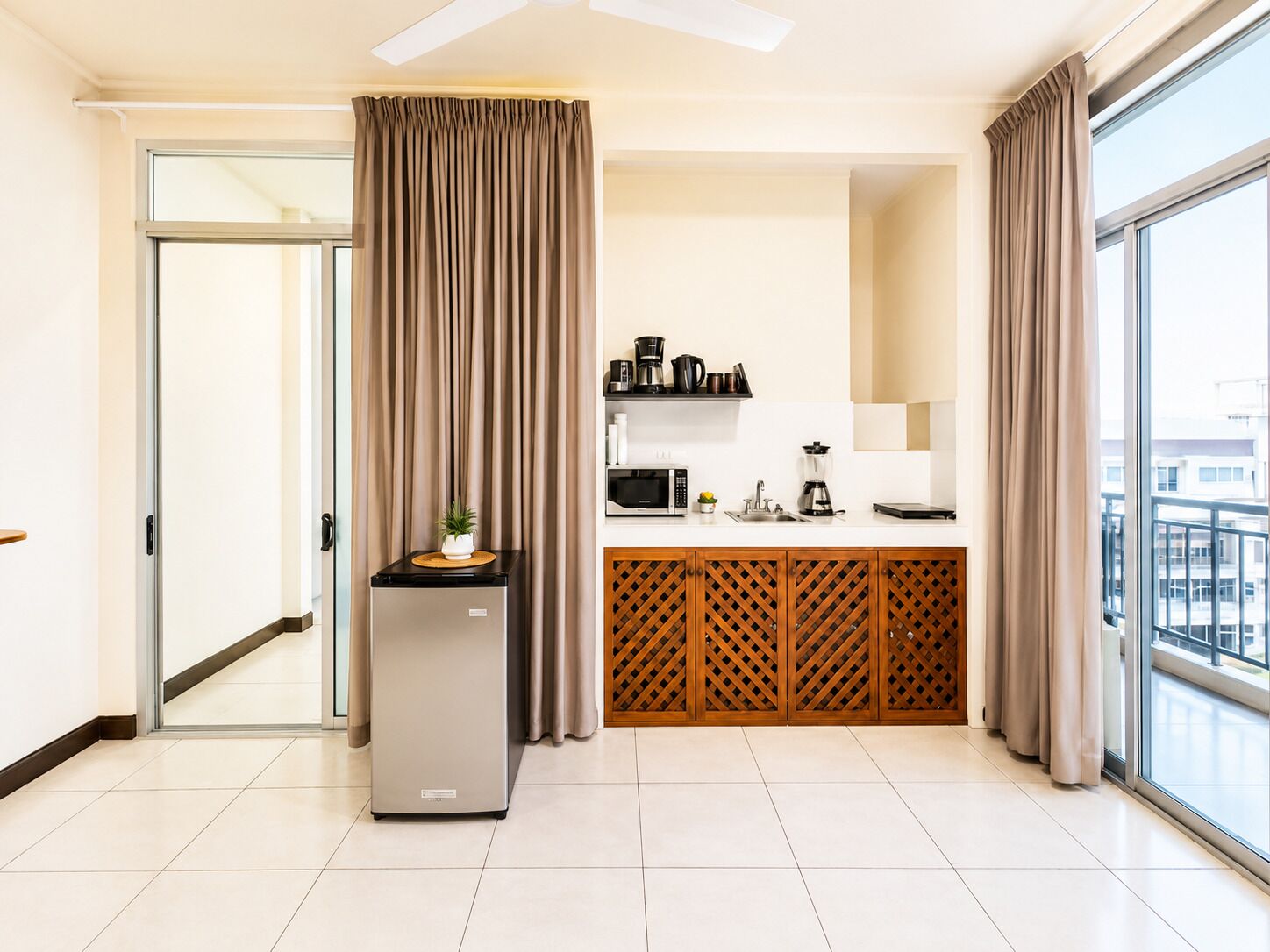 Una cocina moderna con refrigerador, microondas y cafetera.