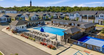 Swell | Walk to the Beach | Hot Tub, Dog Friendly, and Community Pool