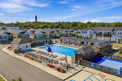 Swell | Walk to the Beach | Hot Tub, Dog Friendly, and Community Pool