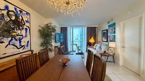 Appartement, balcon, vue ville | Intérieur