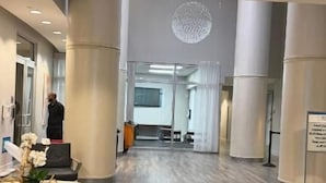 A spacious lobby with a high ceiling, a central glass partition, and a modern design. - Urban One Retreat (Miami)