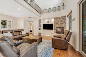 Smart TV, fireplace, DVD player, books - New! Lux Royal Pines Retreat in Flagstaff Ranch-Pool Table/AC/Gated (Flagstaff)