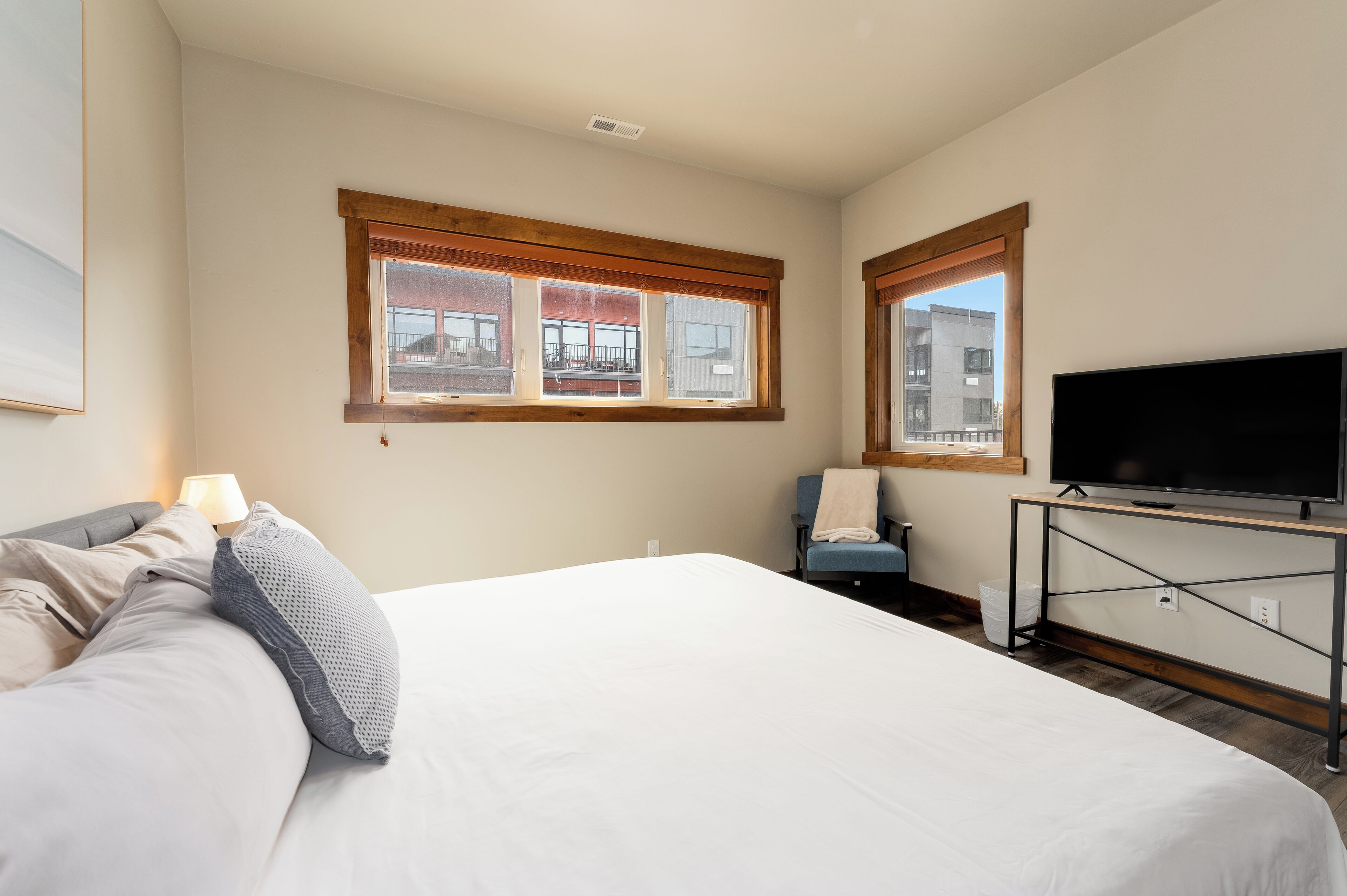 Iron/ironing board, free WiFi, bed sheets