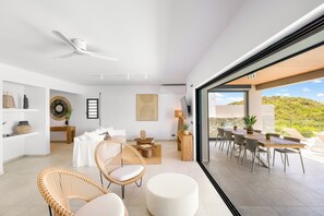 Interior - Villa Aurélio, overlooking the turquoise waters of St Martin, facing St Barthélémy. (Saint Martin)