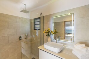 Shower, hair dryer, towels, soap - Villa Aurélio, overlooking the turquoise waters of St Martin, facing St Barthélémy. (Saint Martin)