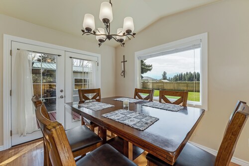 New! Glacier Ridge House | Mtn Views, Fenced Yard & 20 Min to Glacier NP | Near Ski & Flathead