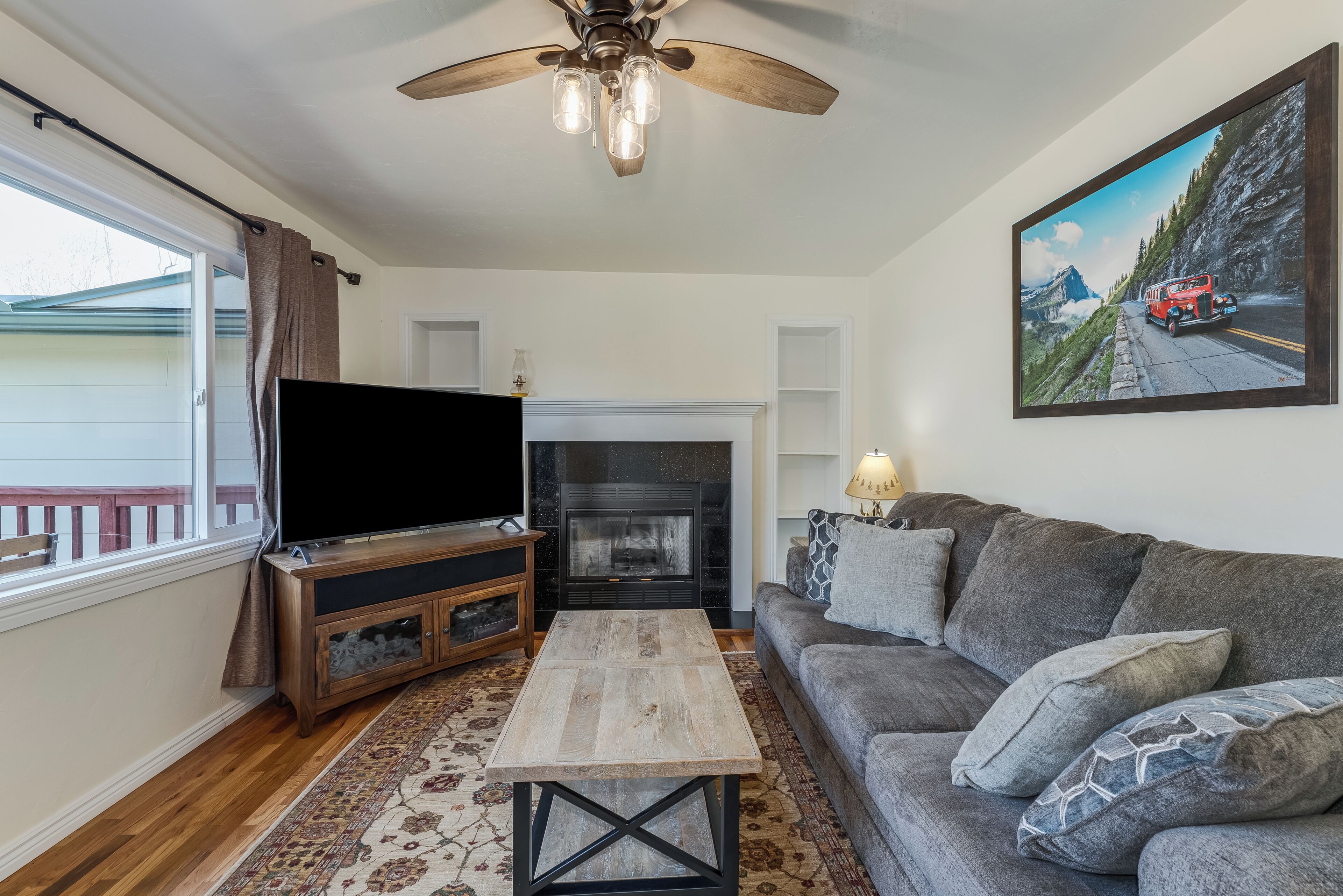 TV, fireplace