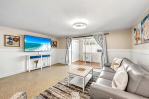 Smart TV - NEW! Key Life Cove | Entire Duplex Near Crescent Beach with Private Outdoor Living (Sarasota)