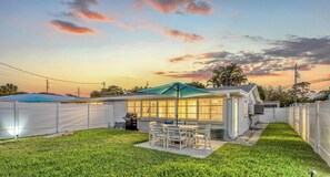 Outdoor dining - NEW! Key Life Cove | Entire Duplex Near Crescent Beach with Private Outdoor Living (Sarasota)
