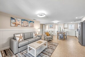 Smart TV - Key Life Escape | Duplex Unit Near Crescent Beach with Private Outdoor Living (Sarasota)