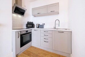 Private kitchen - Stylish Apartment Near Town Centre (Gloucester)