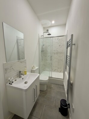 Shower, hair dryer, towels - Stylish Apartment Near Town Centre (Gloucester)