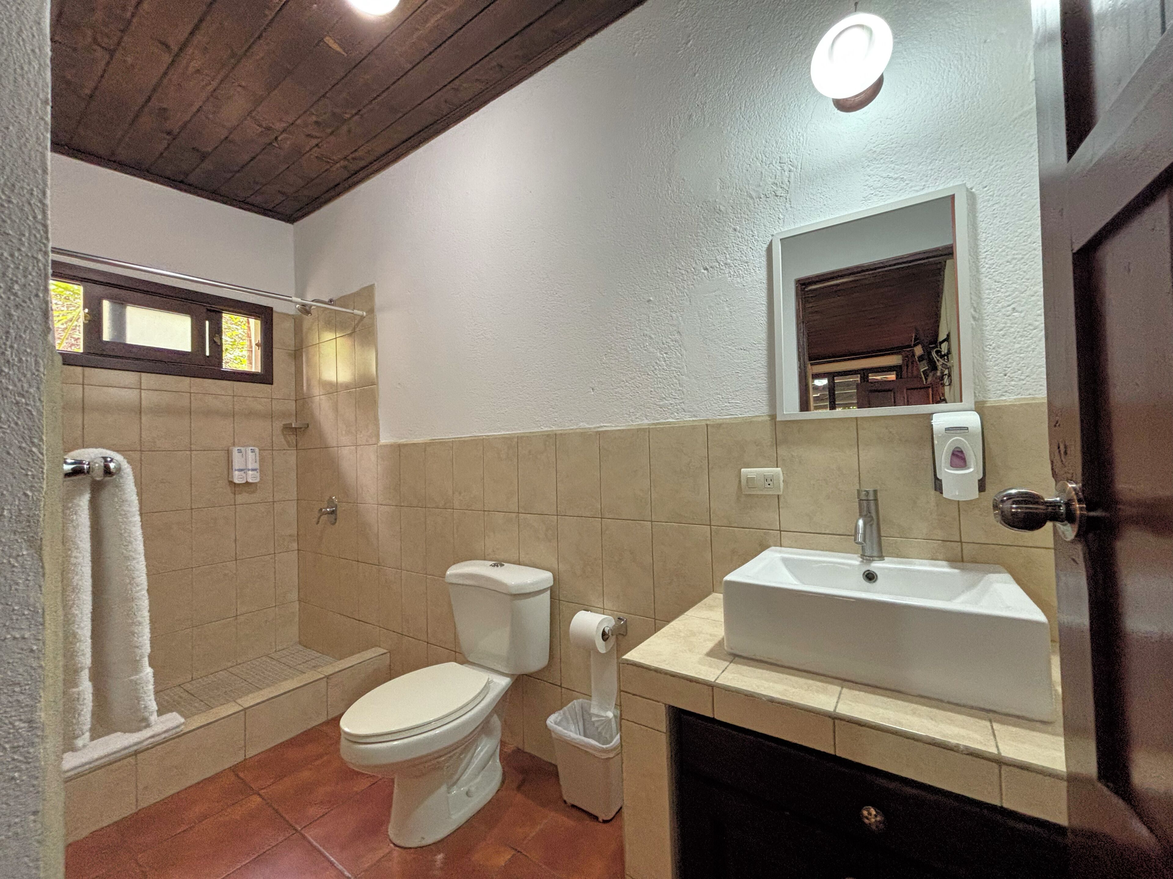 Ein Badezimmer mit Toilette, Waschbecken und Dusche.
