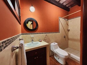 Deluxe-Doppelzimmer, Gartenblick | Badezimmer | Dusche, kostenlose Toilettenartikel, Handtücher, Seife