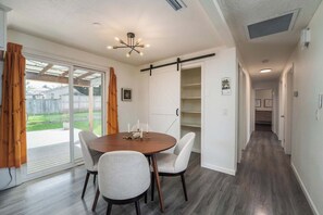 Dining - #StayinMyDistrict Quiet 2BR + Office Pet Friendly (Vancouver)