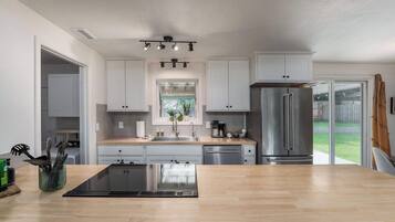 Refrigerador, microondas, horno, placa de cocina