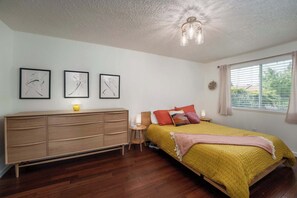 Room - #StayinMyDistrict Quiet 2BR + Office Pet Friendly (Vancouver)