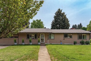 Exterior - #StayinMyDistrict Quiet 2BR + Office Pet Friendly (Vancouver)