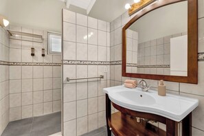 Shower, towels - Caribbean Club 111 Parrots Perch on a small-scale resort with beautiful views (Kralendijk)