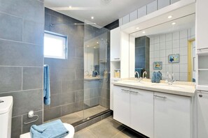 Dusche, Haartrockner, Handtücher