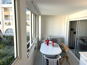 Outdoor dining - Lovely 2-room apartment plus cabin with air conditioning, residence with pool, near Richelieu... (LE CAP D AGDE)