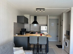 Fridge, microwave, dishwasher, toaster - Lovely 2-room apartment plus cabin with air conditioning, residence with pool, near Richelieu... (LE CAP D AGDE)