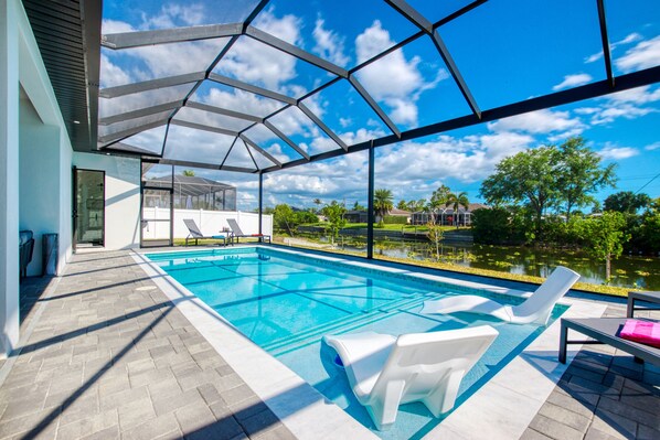 Pool - VILLA CORAL GLOW – HEATED POOL | WATER VIEW | BOAT RENTAL + TOURS VOUCHER INCL. (Cape Coral)