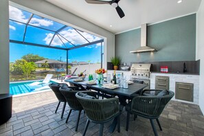 Outdoor dining - VILLA CORAL GLOW – HEATED POOL | WATER VIEW | BOAT RENTAL + TOURS VOUCHER INCL. (Cape Coral)