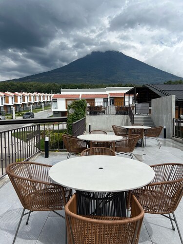 Quite 3-bedroom condo in a Secure Gated Community,Perfect view of all 3 Volcanos